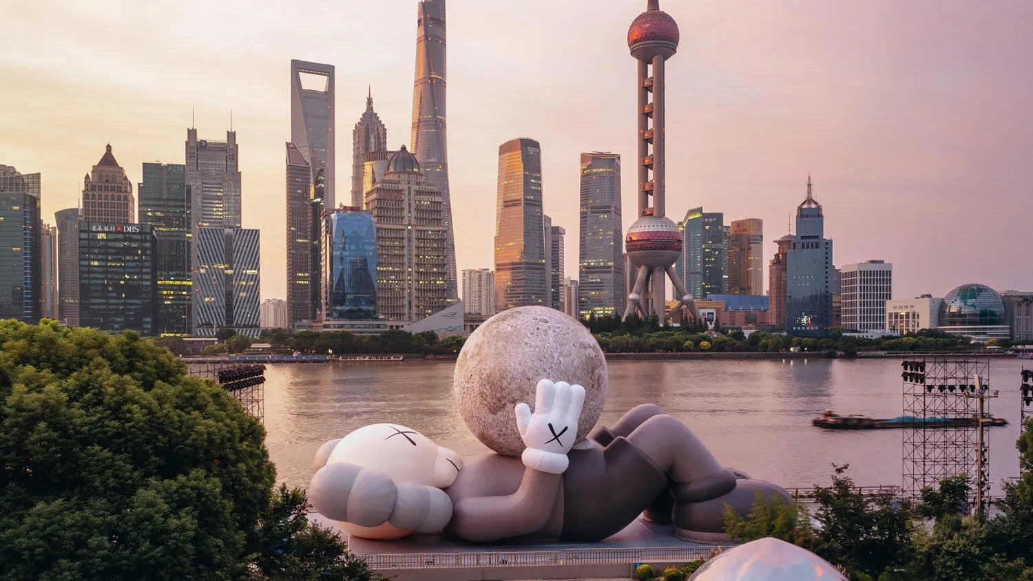 Mei 2024: KAWS verlicht Shanghai